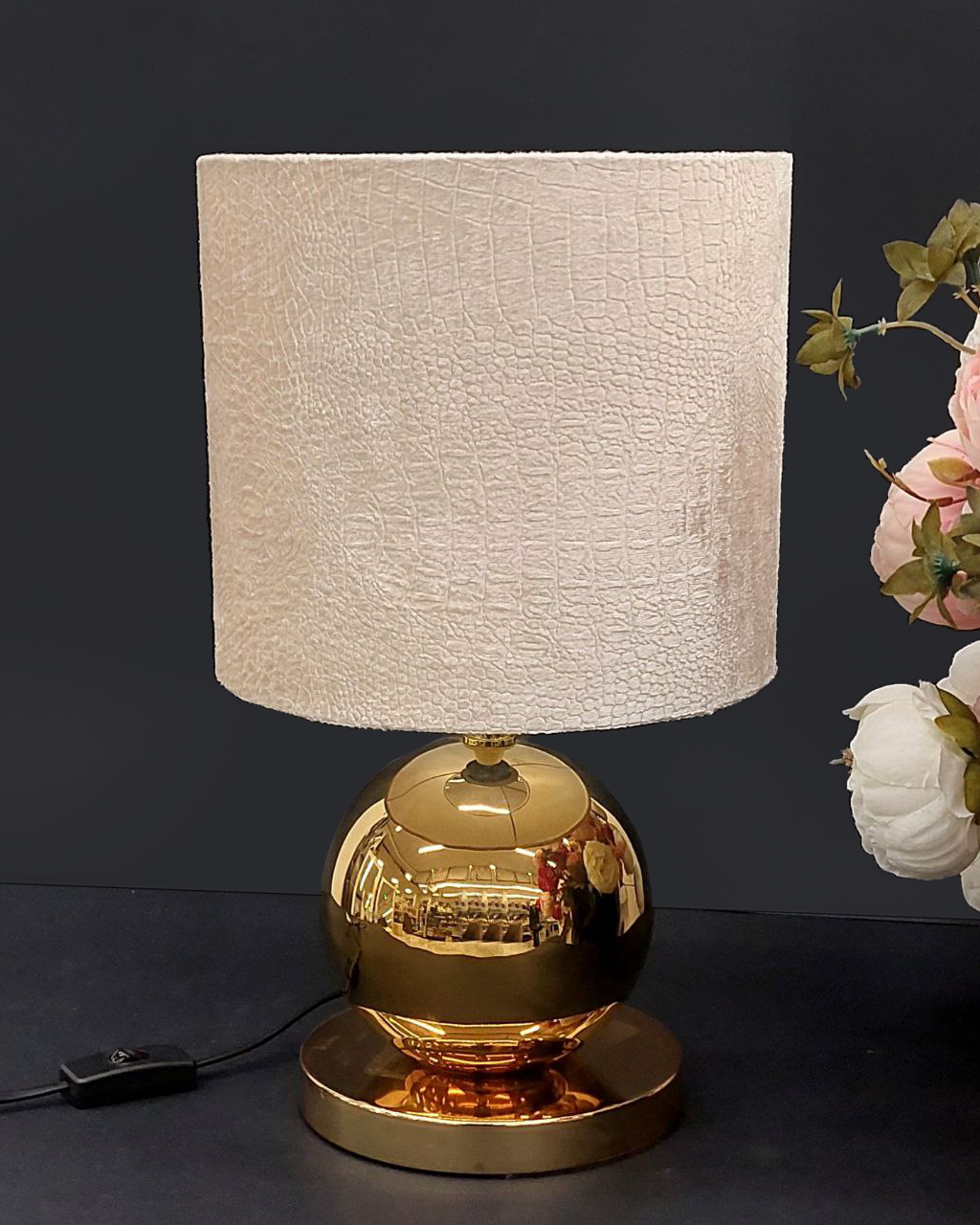 Spherical base table lamp