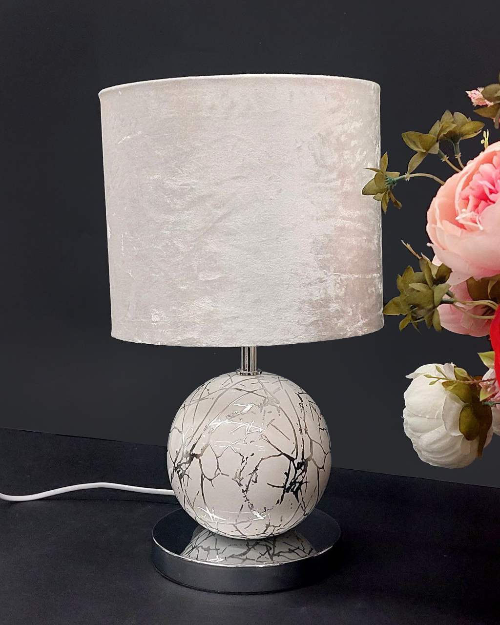 Spherical base table lamp