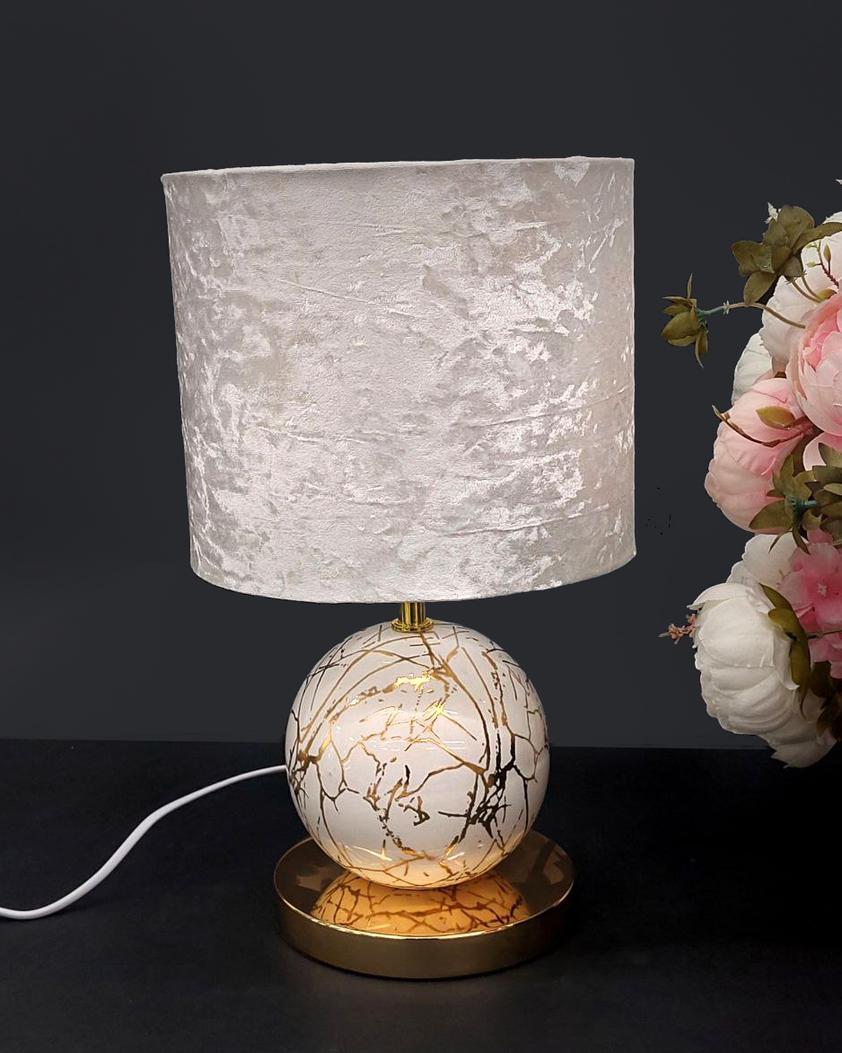 Spherical base table lamp