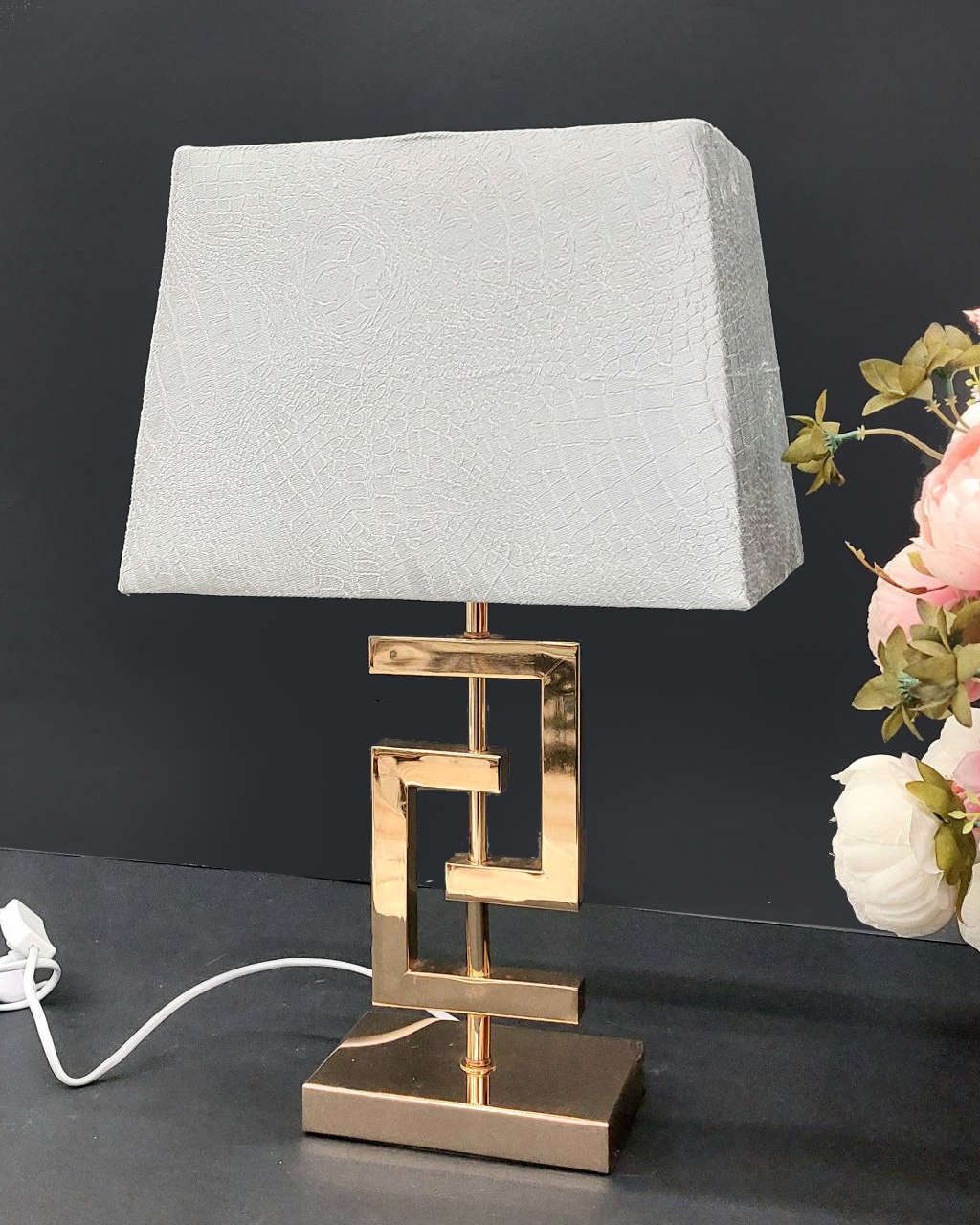 Lampada da tavolo a base dorata