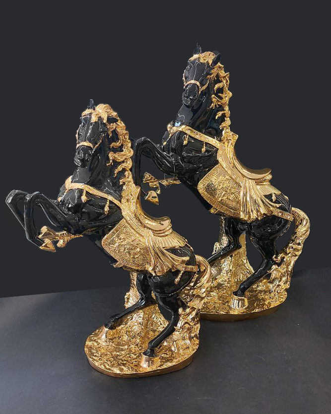 Statua cavallo nero e oro