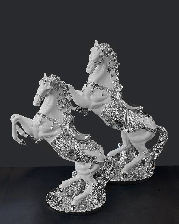 Statua cavallo bianco e argento