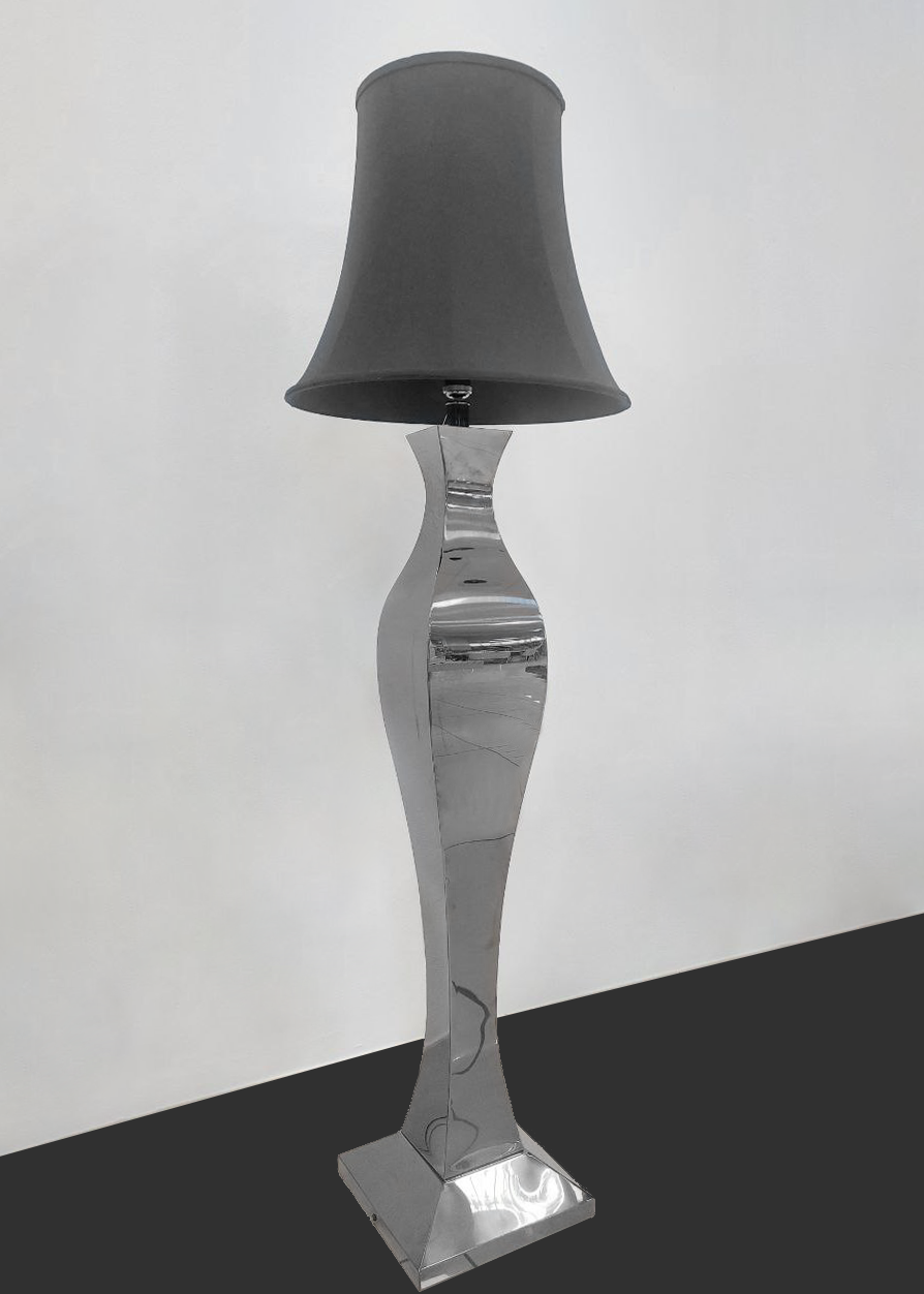 Lampada da terra in acciaio