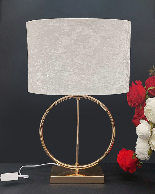 Lampada da tavolo con cerchio e base dorata