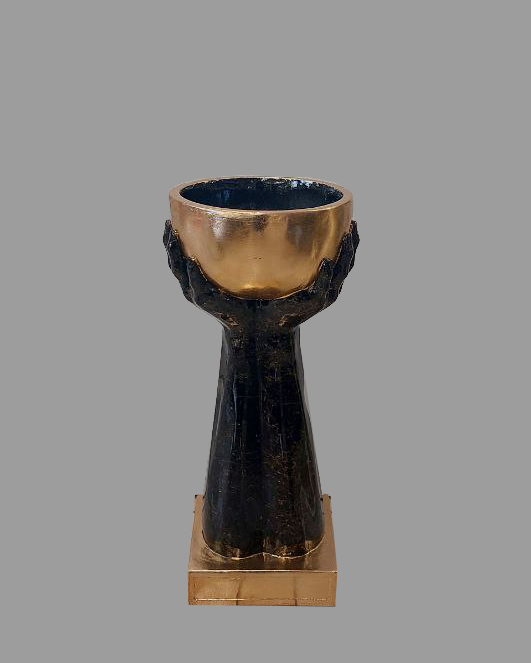 Vaso con mani nero e oro