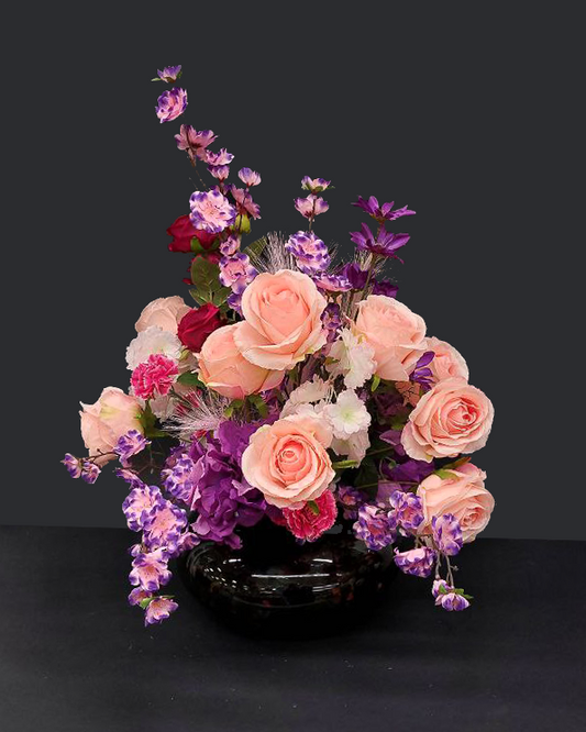 Bouquet fiori artificiali rosa assortiti con vaso nero
