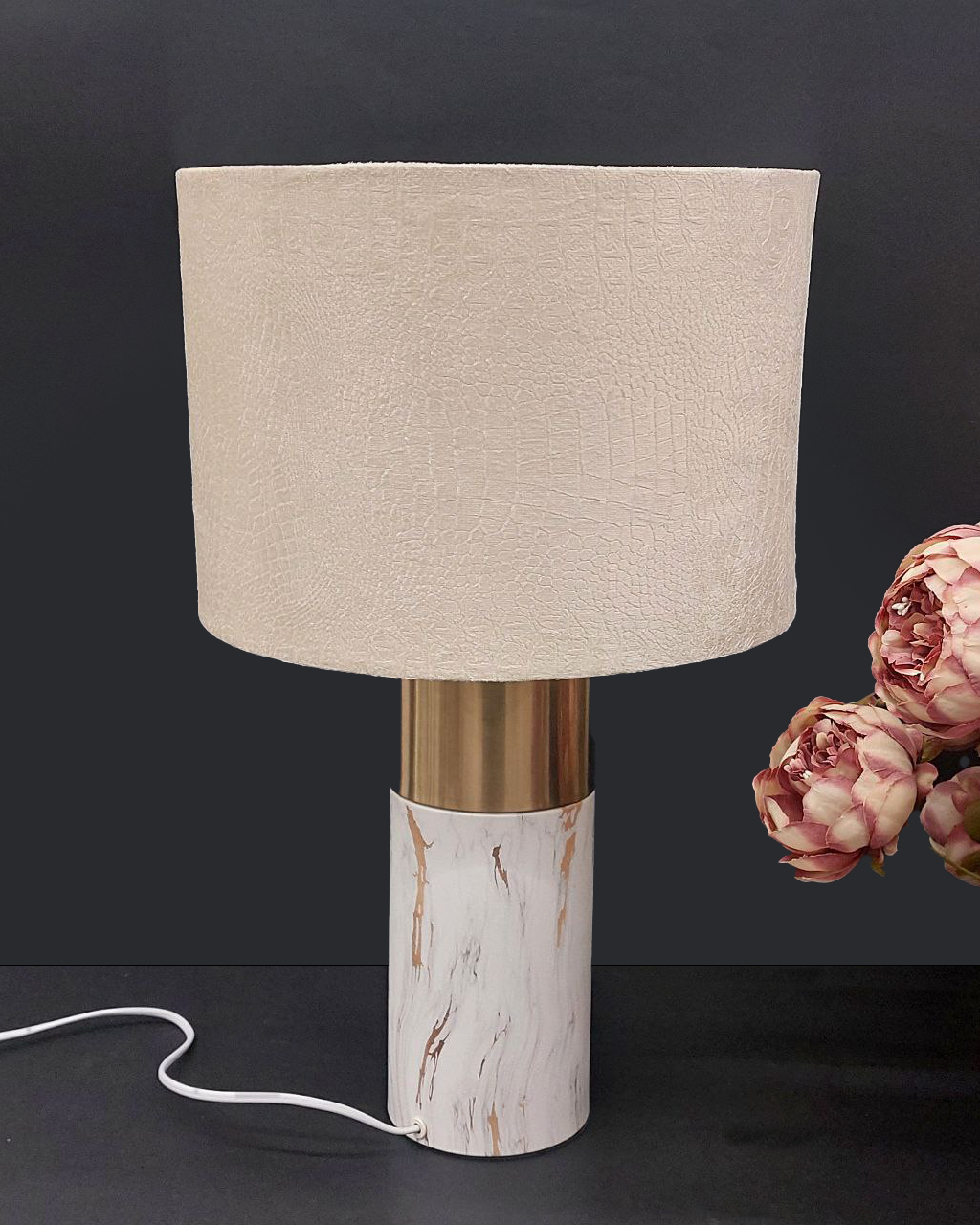 Lampada da tavolo con base effetto marmo