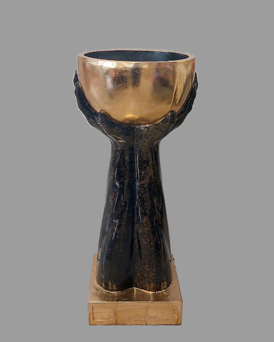 Vaso con mani nero e oro