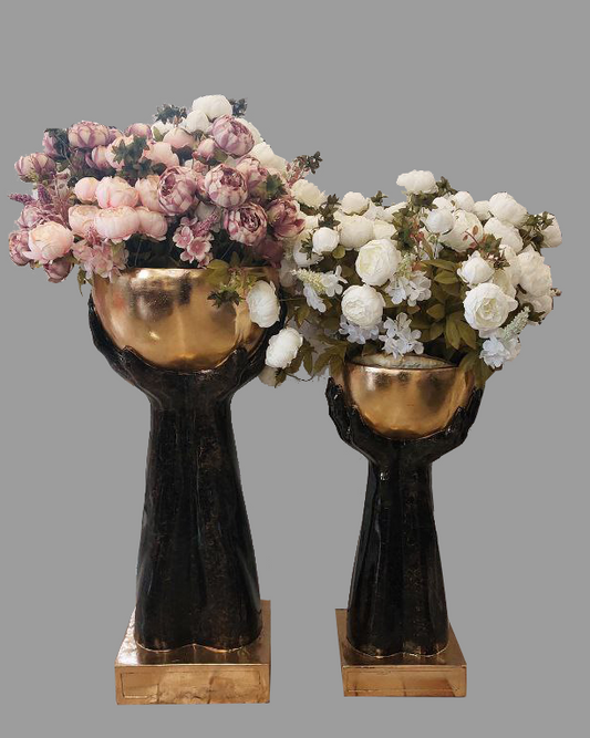 Vaso con mani nero e oro