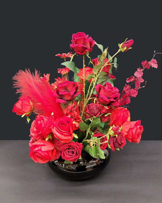 Bouquet di fiori artificiali rossi assortiti con vaso marrone scuro