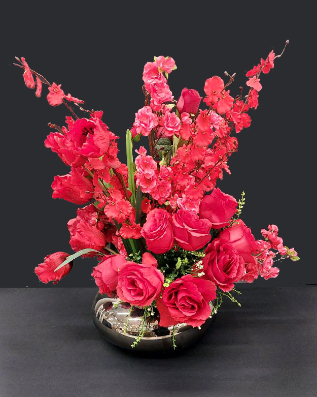 Bouquet di fiori artificiali rossi assortiti con vaso color oro