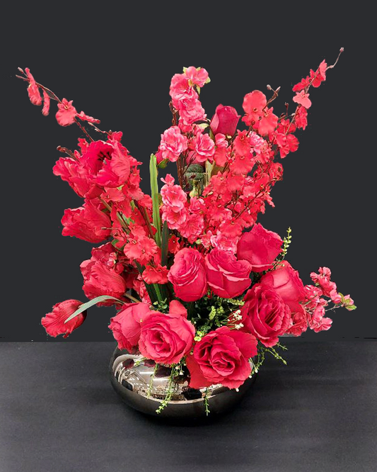 Bouquet di fiori artificiali rossi assortiti con vaso color oro