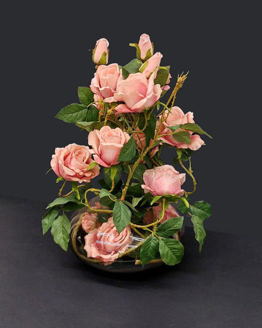 Bouquet di rose artificiali rosa con vaso trasparente