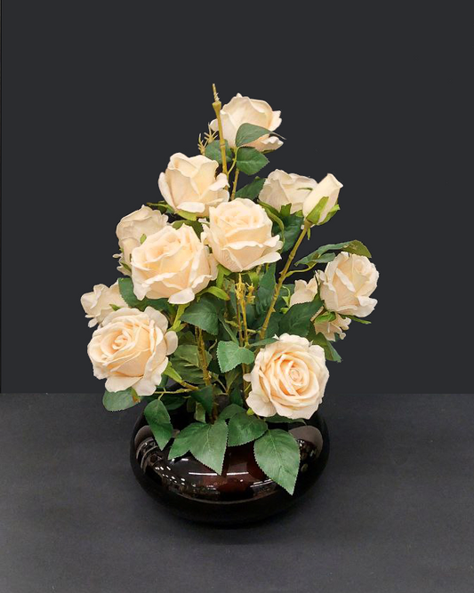 Bouquet di rose artificiali con vaso marrone scuro