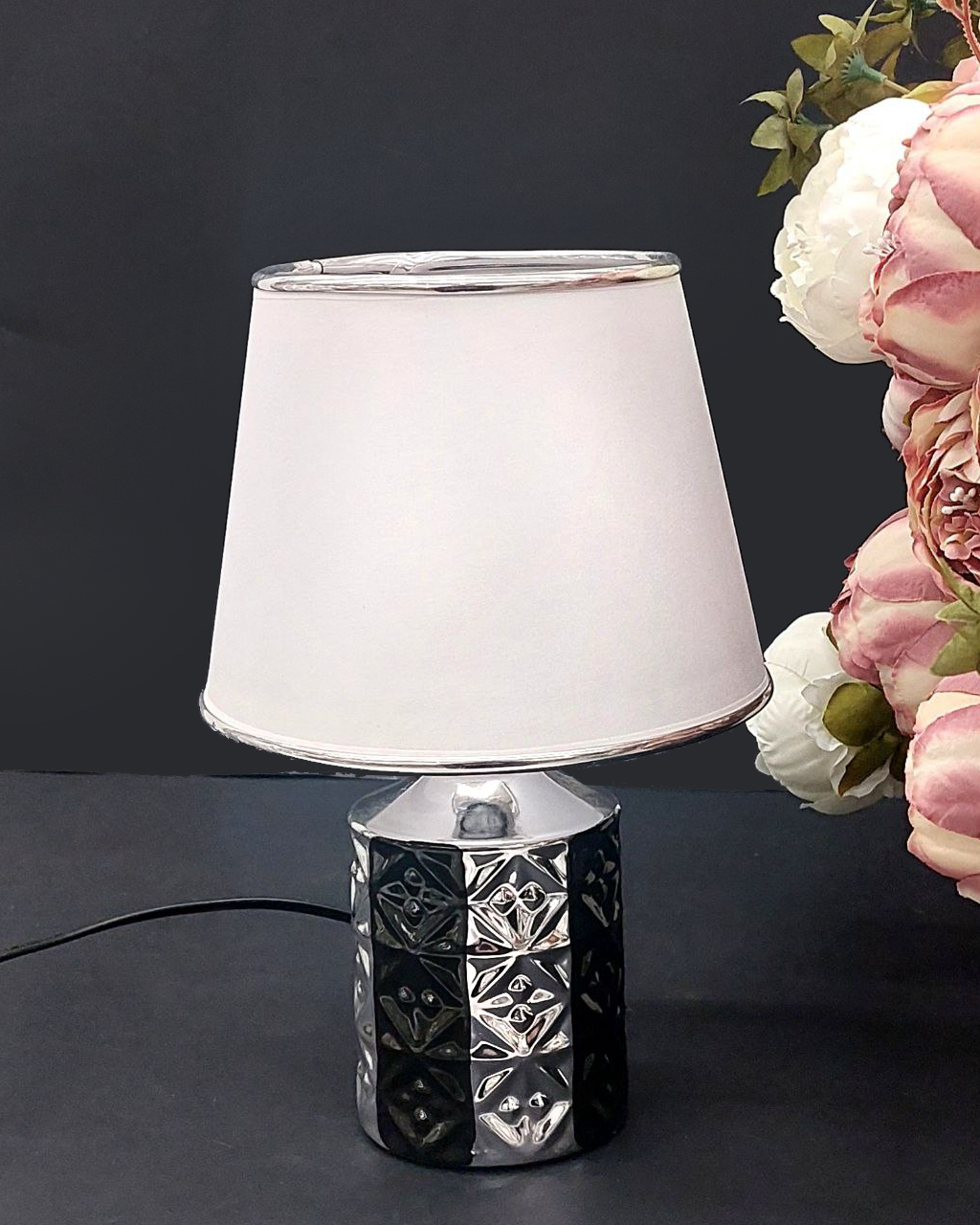 Lampada da tavolo con decori in rilievo