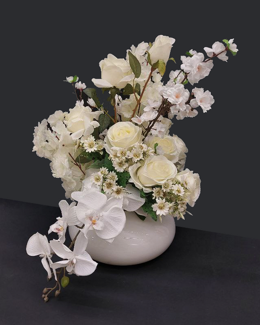 Bouquet di fiori artificiali bianchi assortiti con vaso bianco