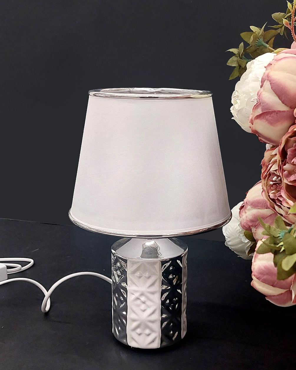 Lampada da tavolo con decori in rilievo