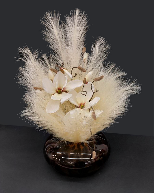 Piume beige con fiori con vaso marrone