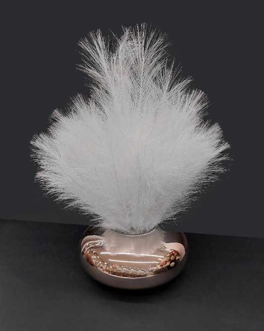 Piume bianche con vaso bronzo