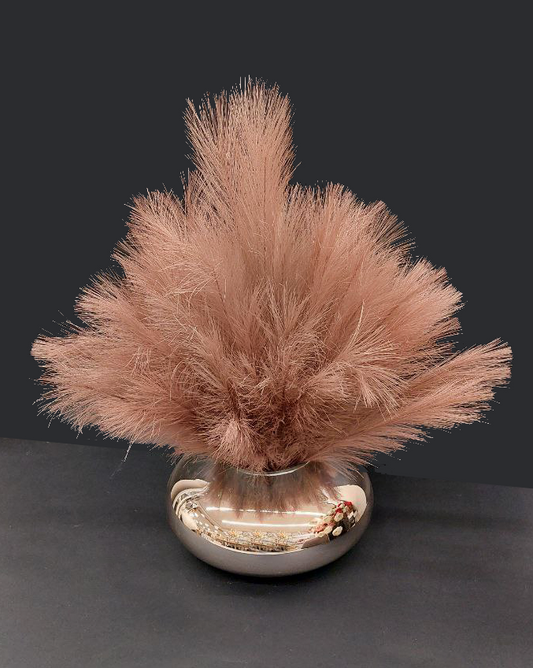 Piume arancioni con vaso oro