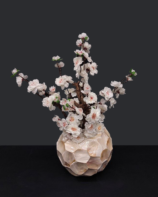 Bouquet di rametti di fiori di ciliegio con vaso