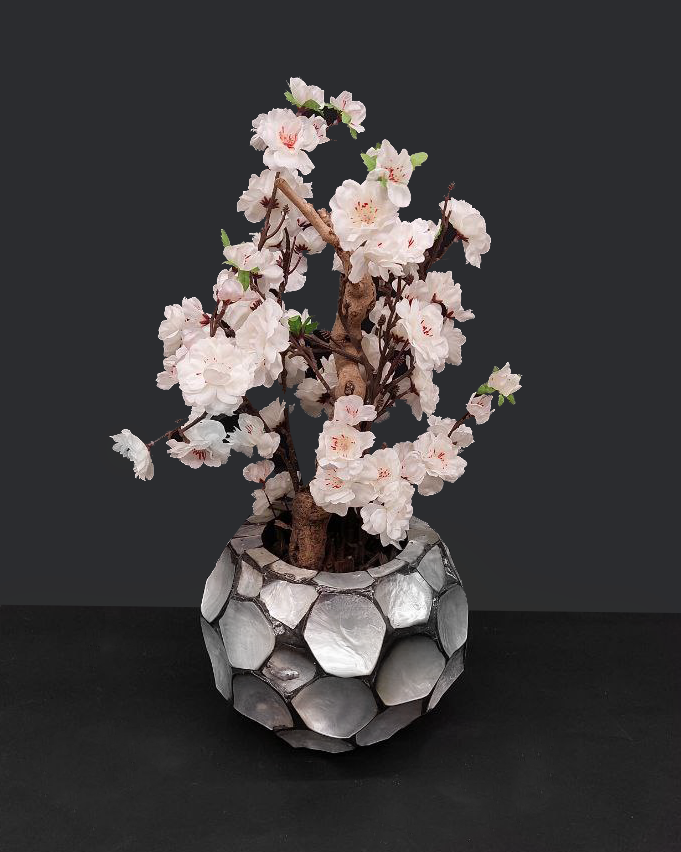 Bouquet di rametti di fiori di ciliegio con vaso