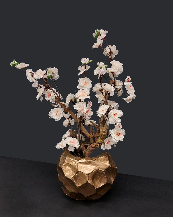 Bouquet di rametti di fiori di ciliegio con vaso