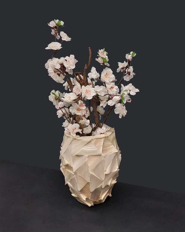 Bouquet rametti di fiori di ciliegio con vaso alto beige