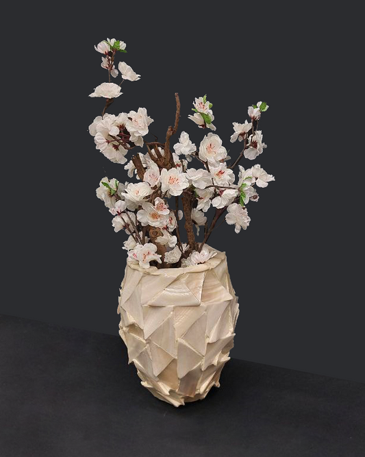 Bouquet rametti di fiori di ciliegio con vaso alto beige