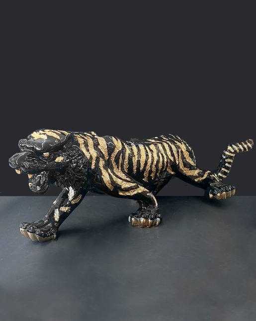 Statua tigre nero e oro
