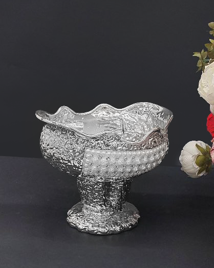 Vaso con decorazioni in rilievo e strass
