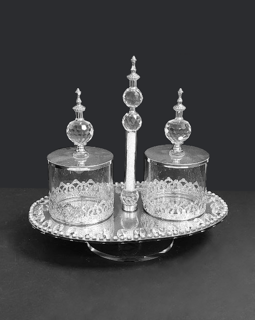 Decorazione con vasetti oro o argento e vassoio