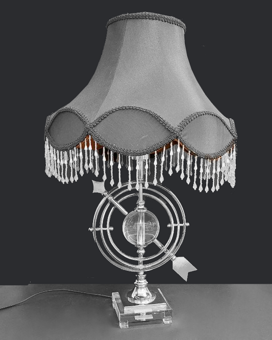 Lampada da tavolo con freccia e perline